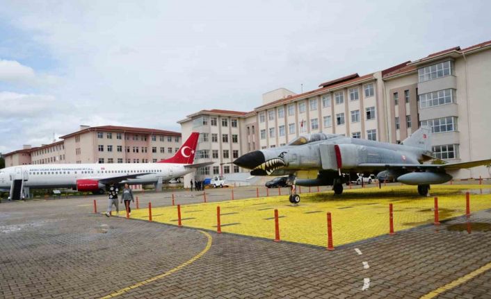 Bahçesinde Boeing 737 eğitim uçağı ve F-4 Phantom ile geleceğin havacılarını yetiştiren lise