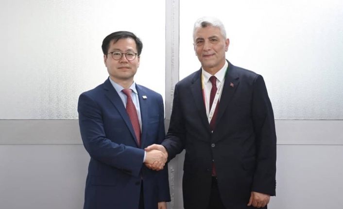 Bakan Bolat, Yaounde’de Güney Koreli Bakan Han-Koo ile görüştü