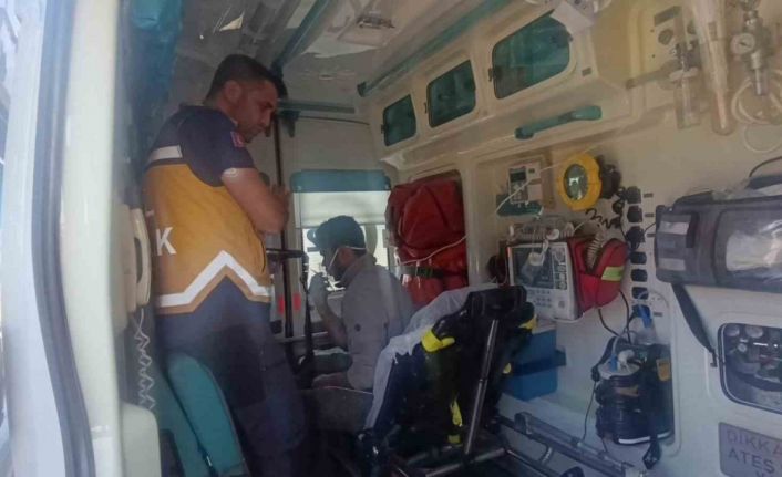 Bakım sırasında tur teknesi alev aldı dumandan etkilenen işçi hastanelik oldu