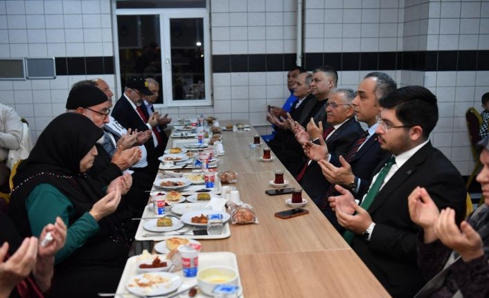 Başkan Büyükkılıç, Cumhurbaşkanı ile bayramlaştı, ’iftara 5 kala’ programına ve huzurevi gönül sofrasına katıldı