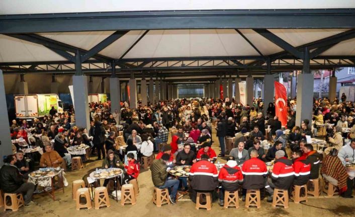 Başkan Yalım, Atatürk Mahallesi’nde yüzlerce vatandaşla iftar sofrasında bir araya geldi