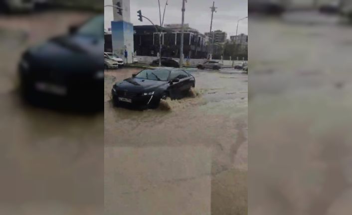Batman’da sağanak yağış nedeniyle yollar göle döndü, sürücüler zor anlar yaşadı