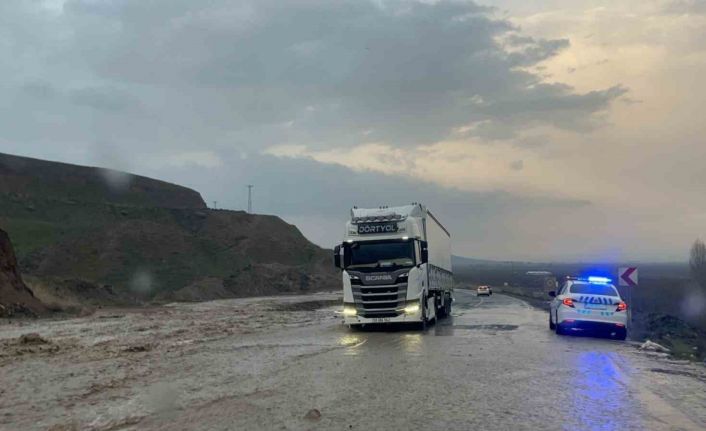 Batman’da yağmur sonrası sulama kanalı taştı: Kara yolu tek şeride düştü