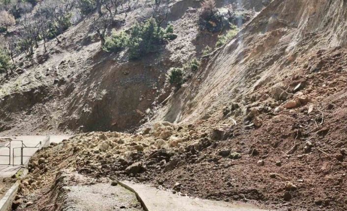 Batman’ın üç ilçesinde meydana gelen toprak kayması ulaşımda aksamalara neden oldu