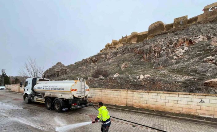 Bayburt’ta bahar temizliği kapsamında yollar ve kaldırımlar tazyikli suyla yıkanıyor