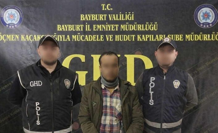 Bayburt’ta göçmen kaçakçılığı operasyonunda 5 düzensiz göçmen ile 5 şüpheli yakalandı
