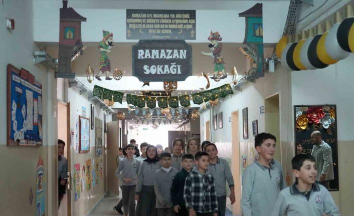 Bayburt’ta öğrenciler Ramazan ruhunu okula taşıdı: Koridorda ’Ramazan Sokağı’ oluşturuldu