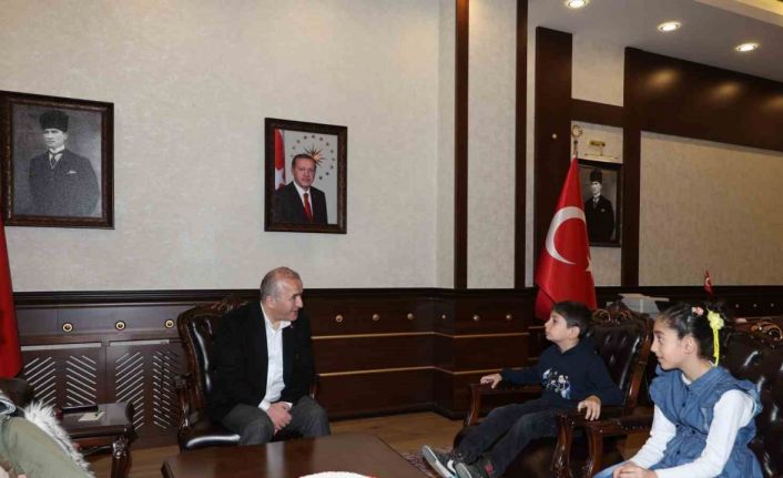 Bayrak nöbeti tutan minik öğrenciler Vali Hatipoğlu’nun konuğu oldu