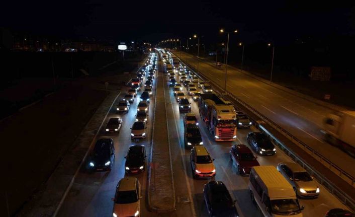 Bayram bitiyor, tatilciler mega kentlere akın ediyor: 43 ilin geçiş noktasında yoğun trafik