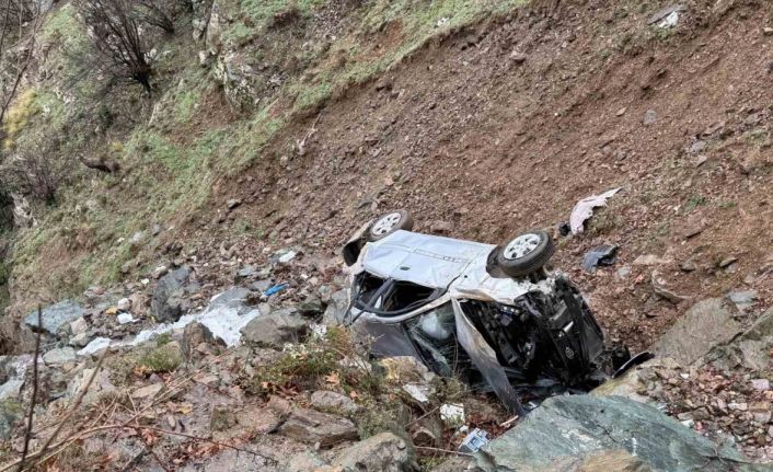 Bayram namazı yolunda kaza: Araç dereye uçtu, 1 kişi hayatını kaybetti