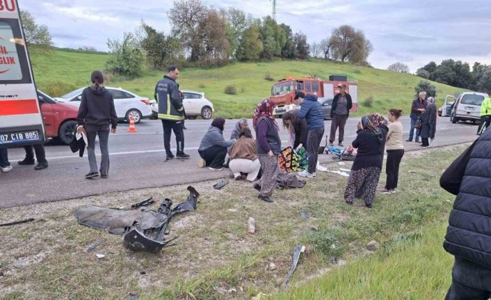 Bayram yolunda feci kaza: Otomobiller kafa kafaya çarpıştı, 7 kişi yaralandı