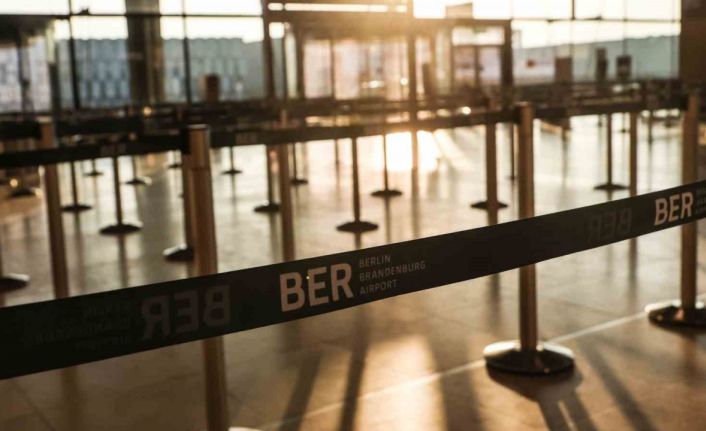 Berlin Brandenburg Havalimanı’nda grev nedeniyle 445 uçuş iptal oldu, 57 bin yolcu etkilendi