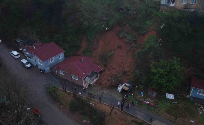 Beykoz’da toprak kayması: Tek katlı ev ve otomobil hasar gördü