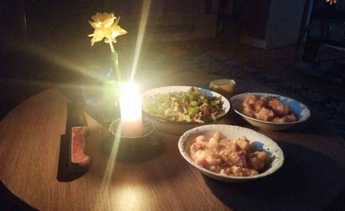 Bilecik’te elektrik kesintisi Ramazan sofralarını kararttı: Köylüler mum ışığında iftar yaptı