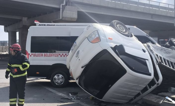Bilecik’te halk minibüsü ile kırmızı ışık ihlali yapan kamyonet çarpıştı, 8’i hafif 9 yaralı