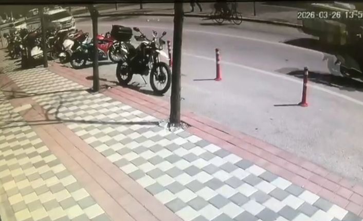 Bisikletli vatandaşın cebinden paralar yola saçıldı, duyarlı esnaf toplayıp sahibini beklemeye başladı