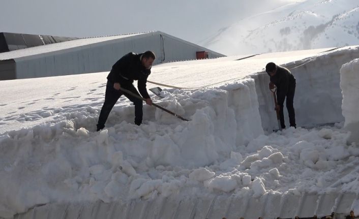 Bitlis’te çatılarda yoğun mesai