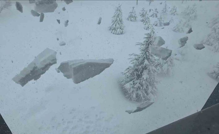 Bitlis’te çatılardaki kar tehlikesi devam ediyor