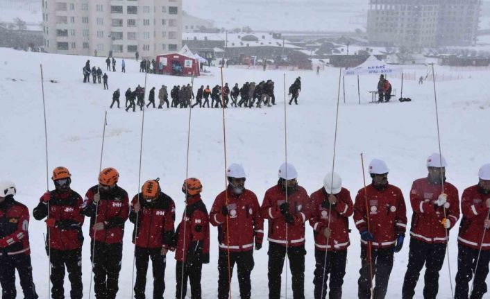 Bitlis’te çığ tatbikatı gerçeğini aratmadı