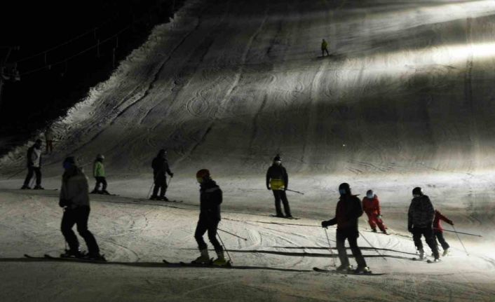 Bitlis’te iftar sonrası kayak keyfi