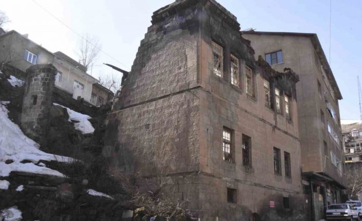 Bitlis’te tarihi evler kışın ardından alarm veriyor