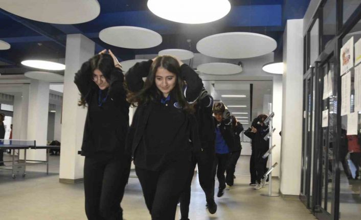 Bitlis’teki okullarda deprem tatbikatı yapıldı