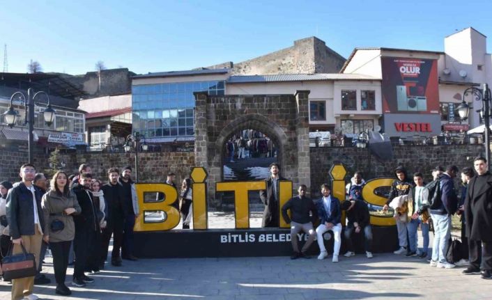 Bitlis’teki yabancı öğrenciler tarihi mekanları gezdi