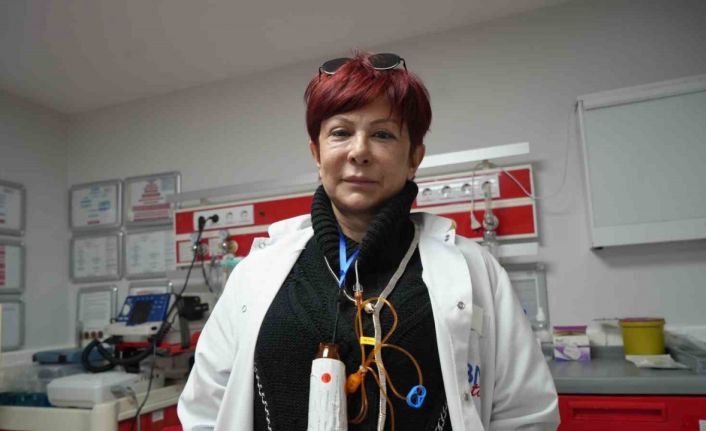Boynunda kemoterapi, kalbinde meslek aşkı: İki farklı kanser ile mücadele eden hekimin sarsılmaz azmi