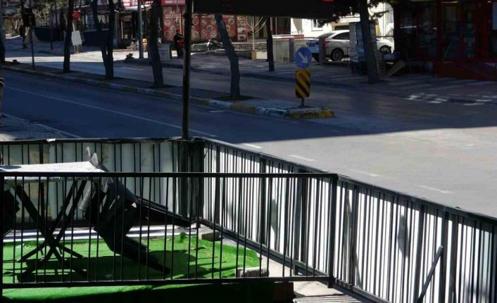 Bu kavşağa giren sürücüler kaza sonucu ya sanayiye ya da hastaneye gidiyor