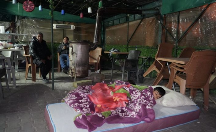 Buldan’da 5.1 büyüklüğündeki depremin ardından yaşanan artçılardan korkan vatandaşlar dışarda sabahladı