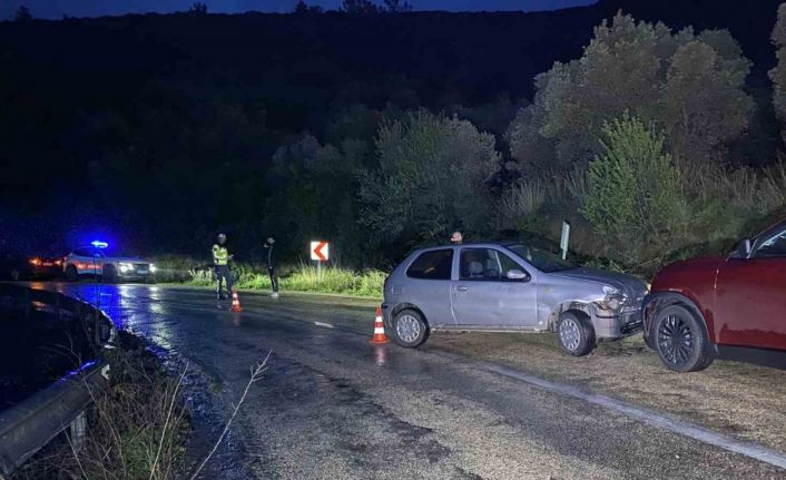 Bursa’da iki otomobil çarpıştı: 1 kişi yaralandı, 11 aylık bebek faciadan döndü