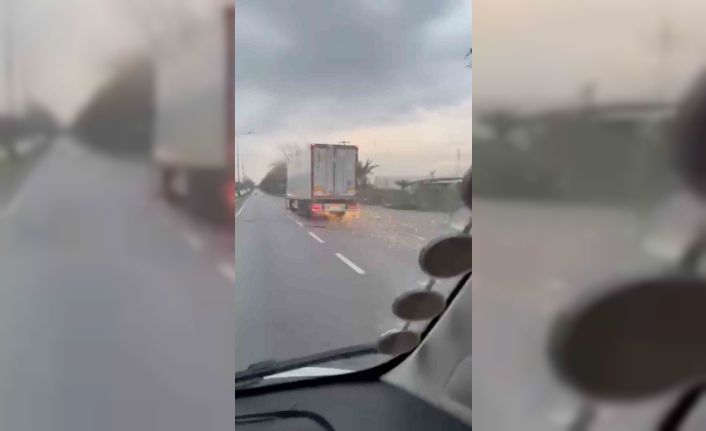 Bursa’da korku dolu anlar, direği deviren TIR olay yerinden kaçtı