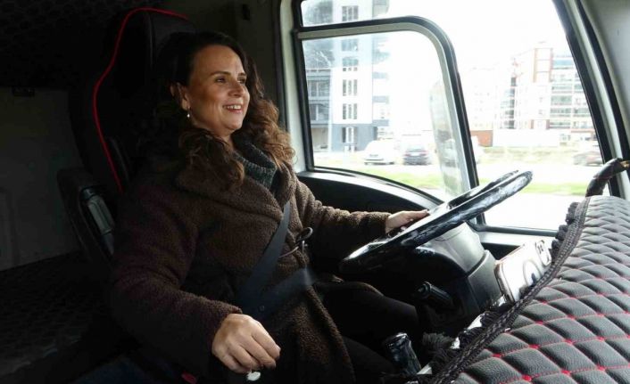Büyük araçlara küçüklüğünden beri hayranlık duyan Buket, 3 yıldır ağır vasıta eğitmenliği yapıyor