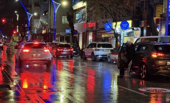 Cadde ortasında dehşet anları: Tekme ve yumruklara feci şekilde darbedildi
