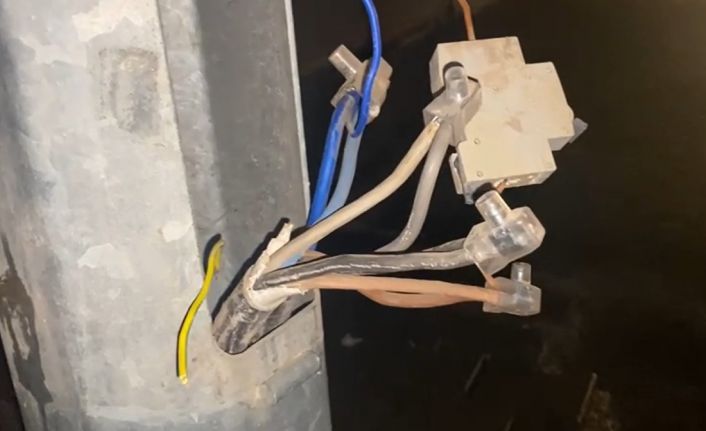 Cadde ve sokak aydınlatmaları için kurulan direklerden evlere kaçak elektrik hattı çektiler