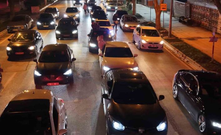 Caddebostan’da otomobilin camından sarkan gençten pes dedirten sözler: "Bayrampaşa çocuğuyuz 100 bin lira ceza yedik, yine yeriz"