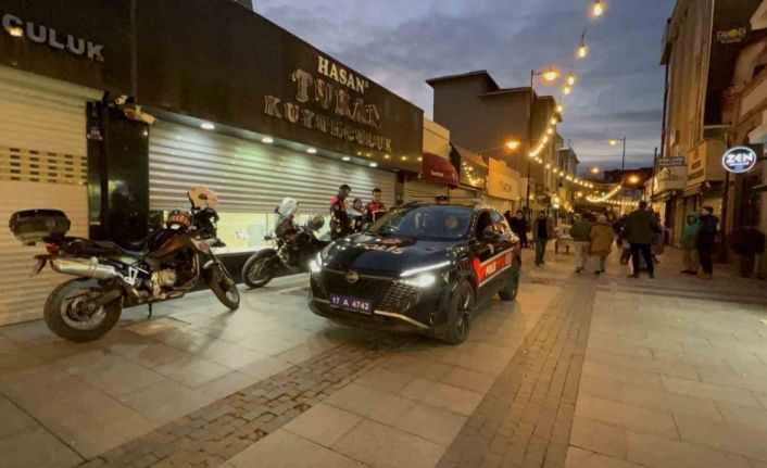 Çanakkale’de kar vaadiyle vatandaşları dolandıran kuyumcunun işletmesinde yapılan incelemede sahte altınlar ortaya çıktı