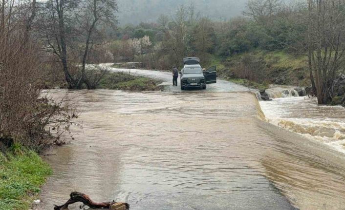 Çanakkale’de köy yolu sağanak yağış sonrası kapandı, bir araç suya kapıldı