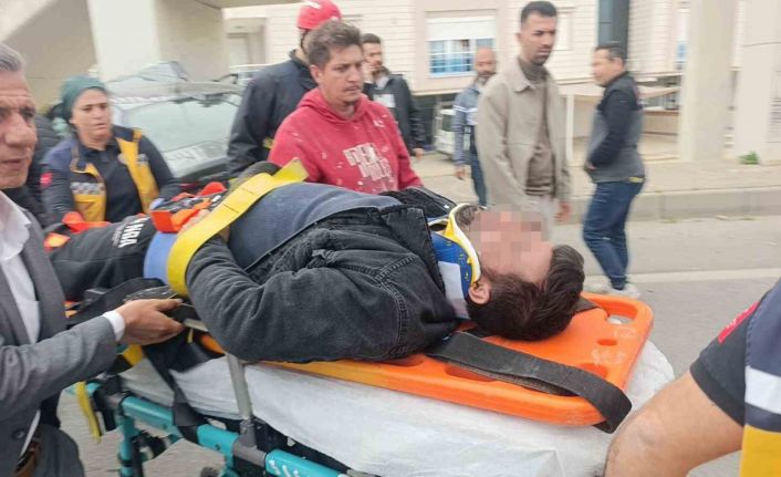 Çarpışan iki araçtan biri üst geçidin ayaklarına çarptı: 1 ağır yaralı