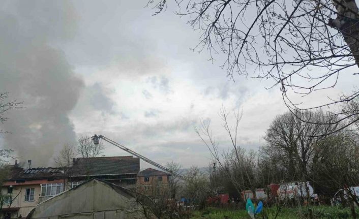 Çaycuma’da ev yangını korku ve paniğe yol açtı, patlama anı amatör kameraya yansıdı
