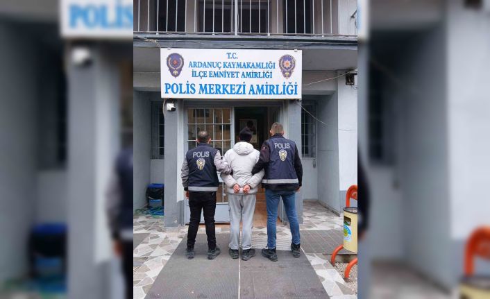 Cezaevinden kaçtı, ilçe merkezine doğru koşarken kayalık alanda yakalandı