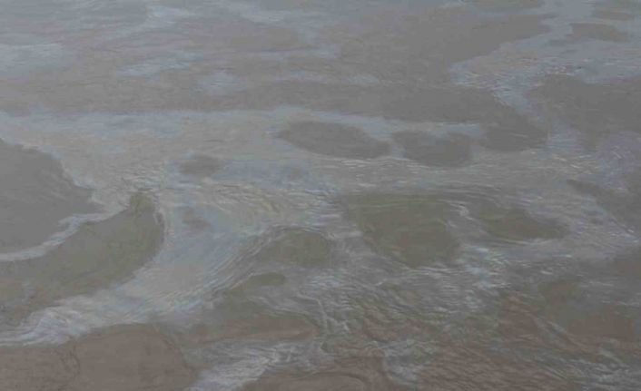 Cizre’de boru hattındaki sızıntı nedeniyle petrol Dicle Nehrine karıştı, ekipler arızayı giderdi