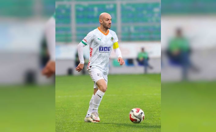 Corendon Alanyaspor kaptanı Efecan Karaca ameliyat edildi