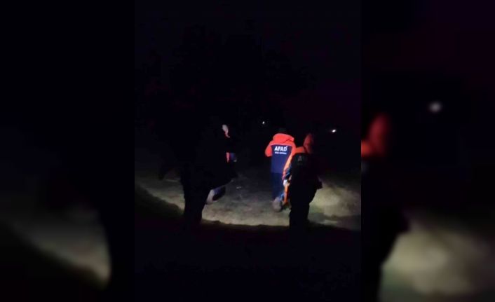 Çorum’da araçlarıyla çamura saplanan aile 8 saatlik çalışmayla kurtarıldı