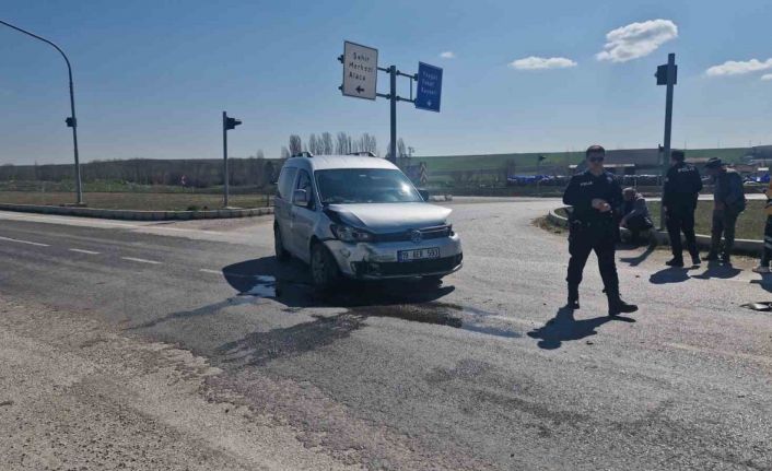 Çorum’da hafif ticari araç ile otomobil çarpıştı: 1 yaralı