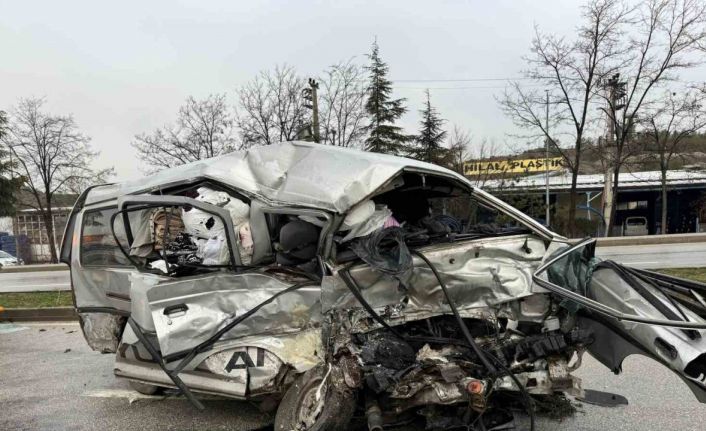 Çorum’da otobüs ile minibüs çarpıştı: 1’i ağır 7 yaralı