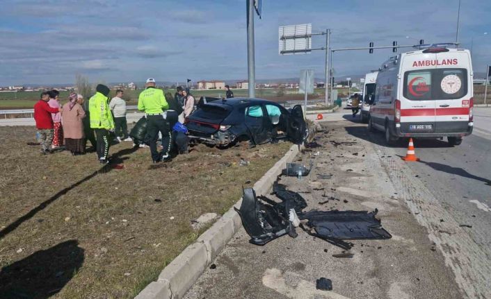 Çorum’da otomobille hafif ticari araç çarpıştı: 1’i çocuk 6 yaralı