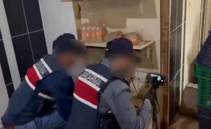 Dekoratif rafın arkasındaki gizli depoda 558 litre sahte içki ele geçirildi