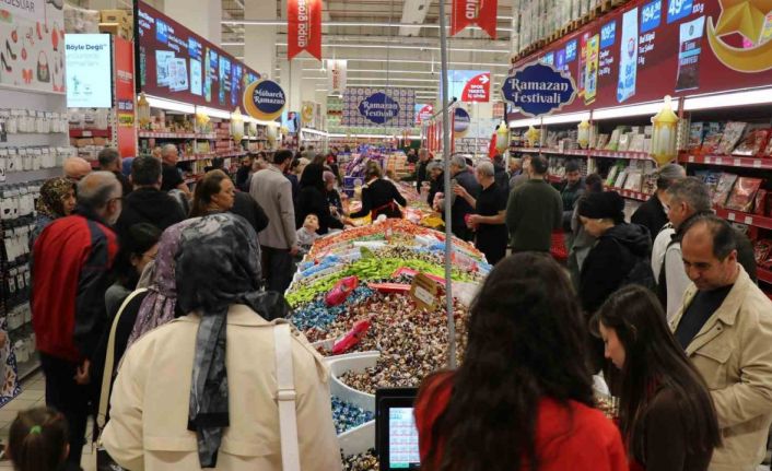 Denizli’de Ramazan Bayramı öncesi indirim kampanyaları yoğun ilgi görüyor