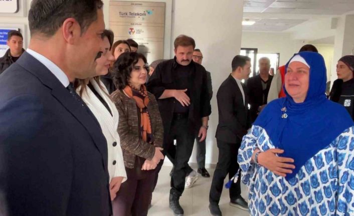 Deprem enkazından 4.günde kurtarılan kadın, 2 gün önce anahtarını teslim aldığı yeni yuvası için göz yaşları içerisinde devlete teşekkür etti